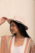 Load image into Gallery viewer, Pinched Front Western Style Hat